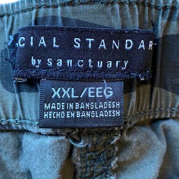 Social Standard by Sanctuary Hero Utility Roll Tab Cuff Poplin Camo Shorts-XXL - Picture 7 of 9